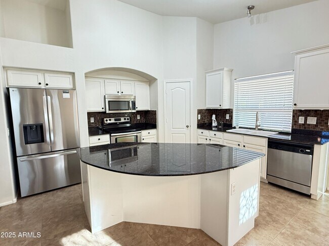 Building Photo - 605 E Nancy Ave