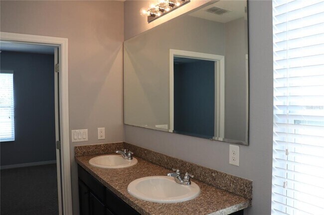 Building Photo - 3740 Seneca Club Loop