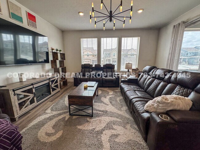 Building Photo - Luxurious fully-furnished home in Dove Vil...