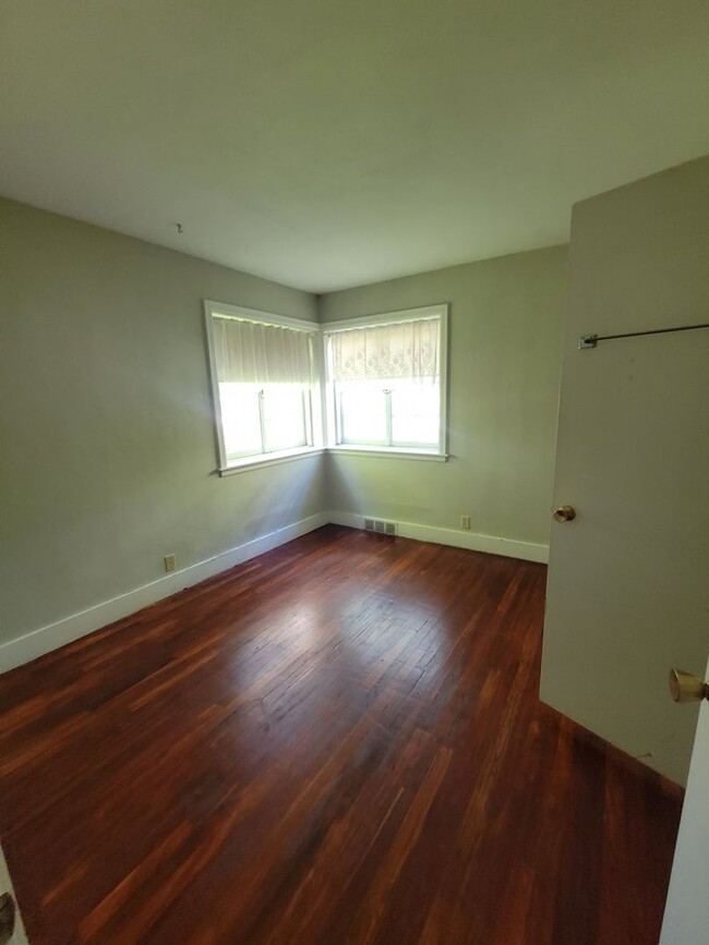 Building Photo - Two Bd - One Ba  close to Clark Park