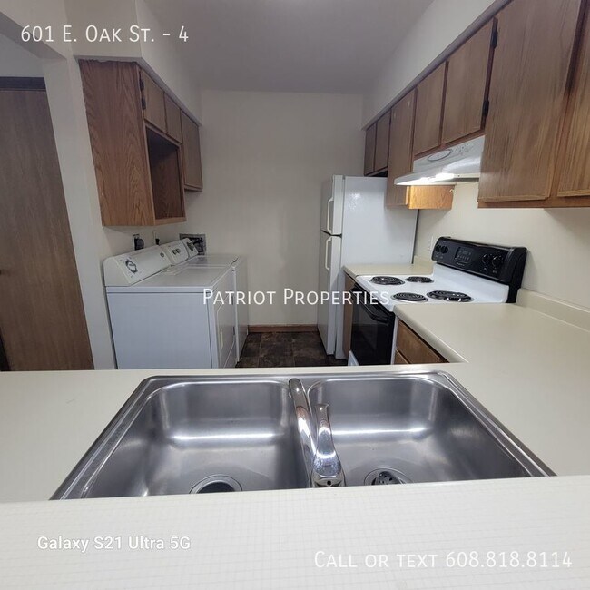 Building Photo - 601 E Oak St