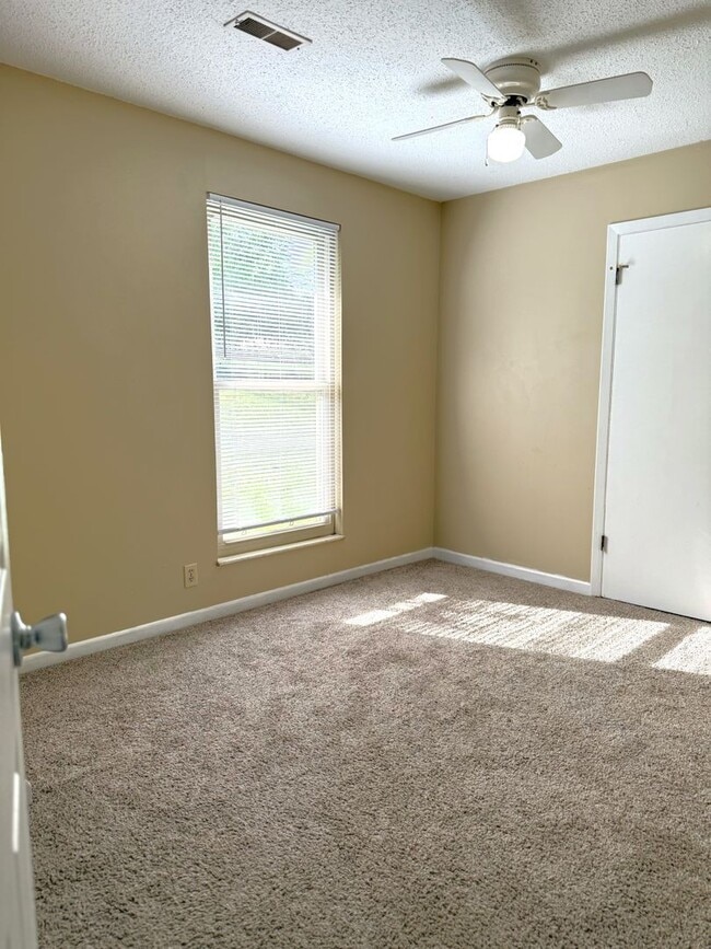 Building Photo - West Knoxville 37921 - Great Location! 3 bedroom 2.5 bath home w/bonus room - Call Adam Sharp (86...