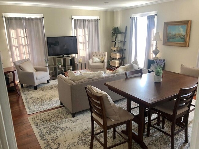 Building Photo - 65 Vanderhorst St