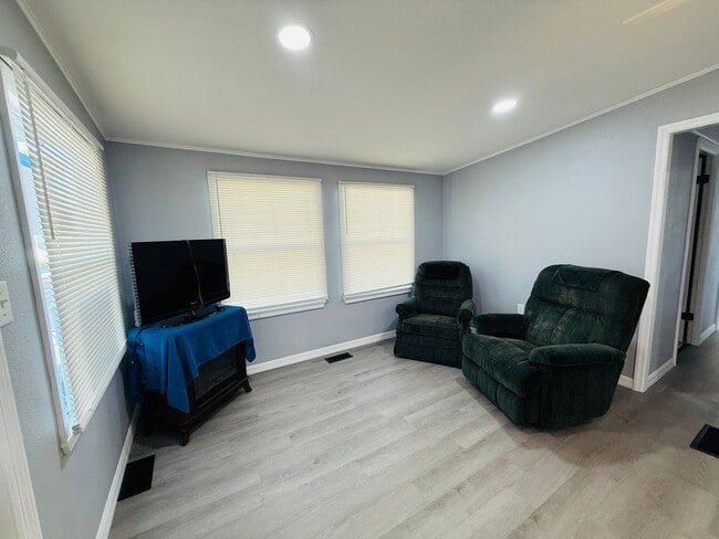 Building Photo - 2 bedroom 2 bath fully remodeled mobile home for rent in 55+ community in south Tampa