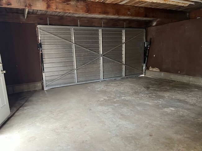 Building Photo - 22 Candy St