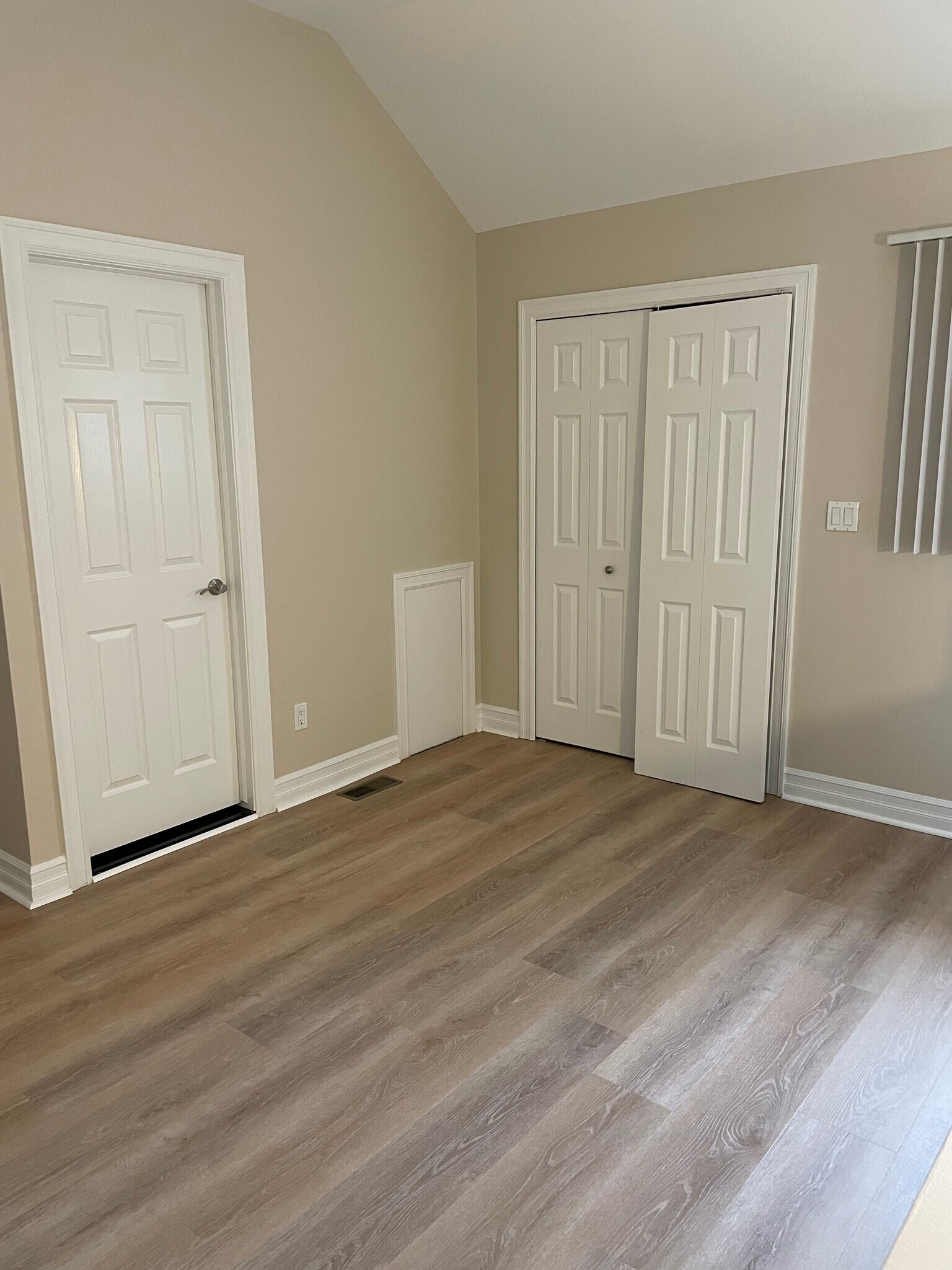 Upstairs bedroom - 2872 Davison Ave