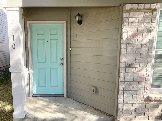 Building Photo - Outstanding 3 bedroom/2.5 bath home in established neighborhood just minutes from Lackland AFB an...