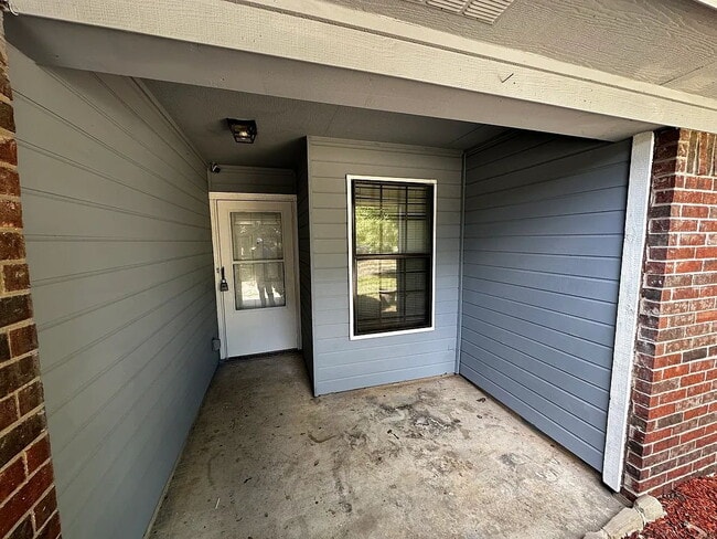 Building Photo - "Charming 3-Bedroom Haven with 2 Full Baths in Everman, TX - 1398 Sq Ft of Comfort!"