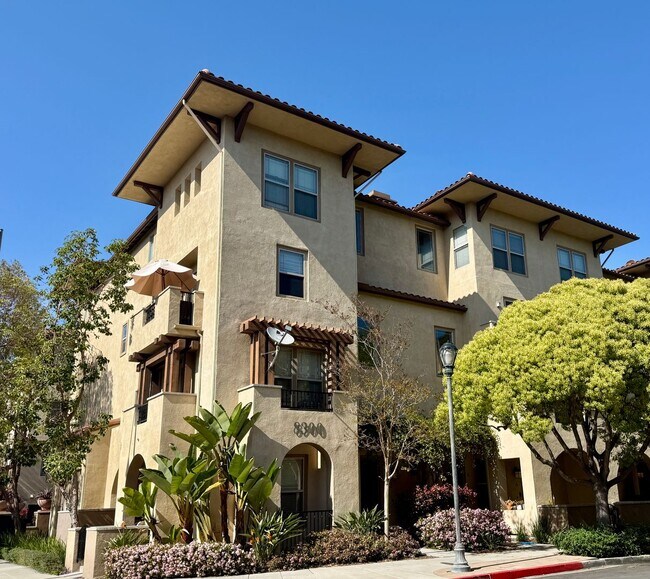 Building Photo - Beautiful 3 BD/2.5 BA, 2 Car Garage, Townh...