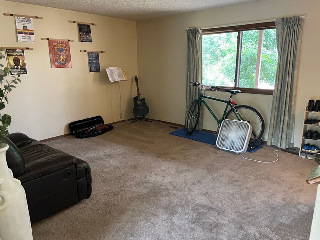 Building Photo - Central Location! 4 Bed 2 Bath House in Fort Collins