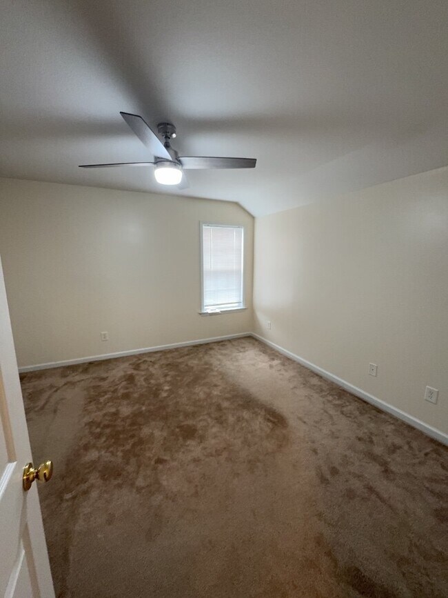 Building Photo - Charming 4 Bedroom, 2 Bath Home - 300 Shif...