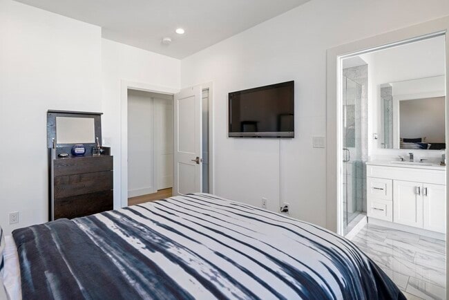 Building Photo - 946 Saratoga St