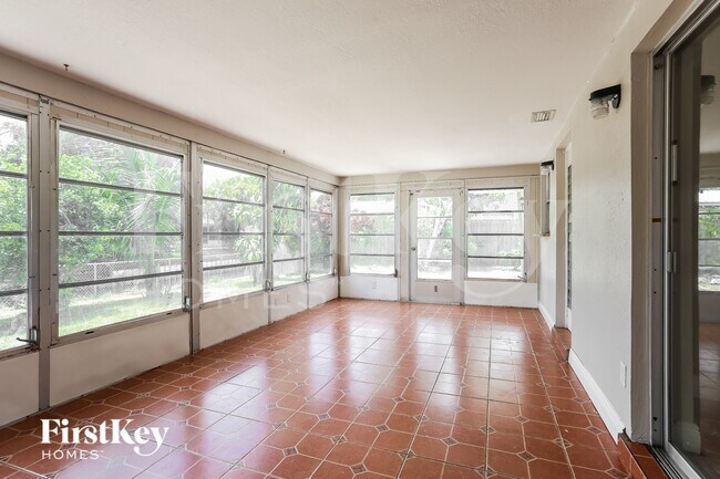 Building Photo - 2720 SW 18th St