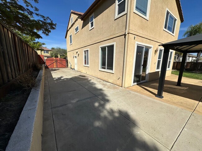 Building Photo - Gorgeous 6 Bedroom, 3 Bath Antioch Home