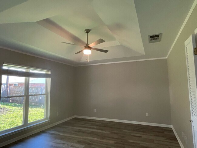 Building Photo - Fantastic 3 Bedroom