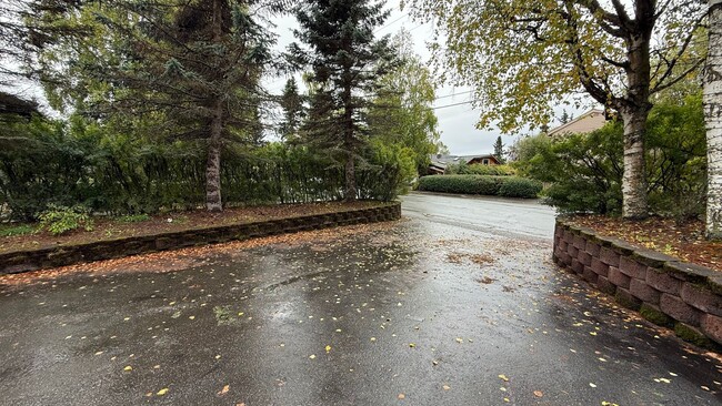 Building Photo - 3 Bed, 2.5 Bath - Beautifully Updated Down...