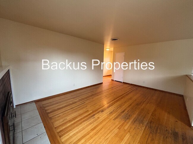 Building Photo - 827 Bedford Dr