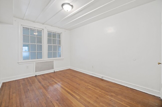 Building Photo - Charming 2 Bedroom Apartment in the Beauti...