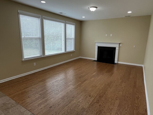 Building Photo - Spacious 4 Bed + Bonus Room Home in Concord