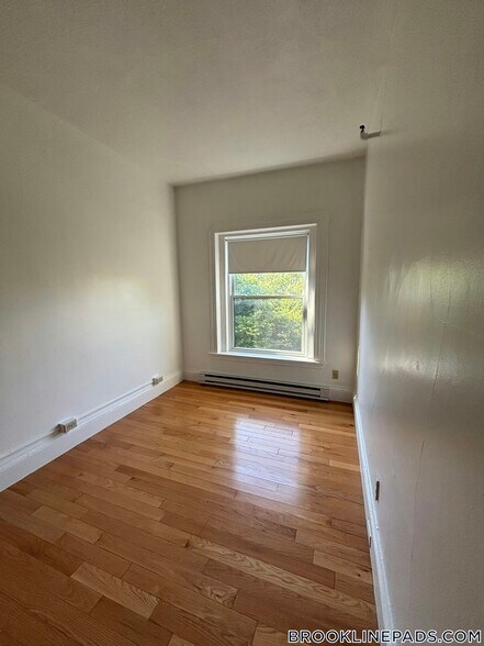 Building Photo - 1077 Beacon St