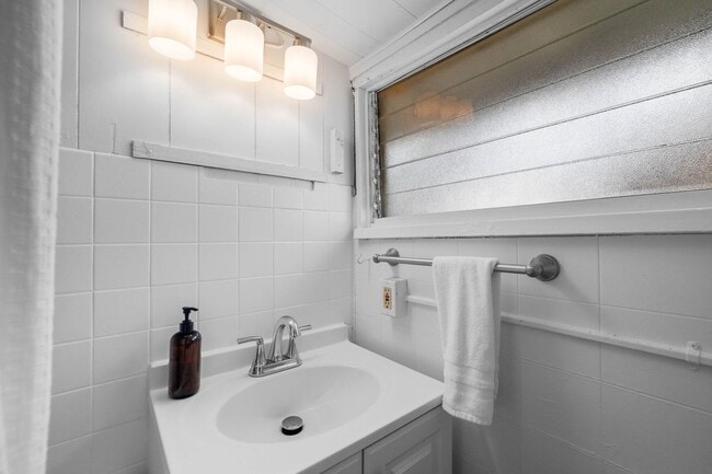 Building Photo - 344 Bonair St