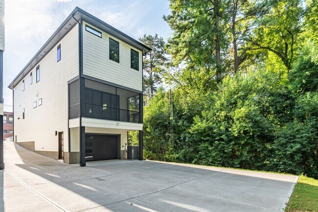 Building Photo - Modern 4-bedroom, 4-bathroom Custom Home D...