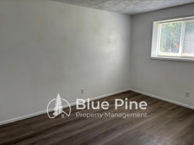 Building Photo - 411 Gladstone St