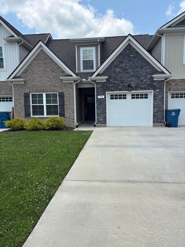 Building Photo - LUXURY TOWNHOME  IN THE CENTER OF MANCHESTER!