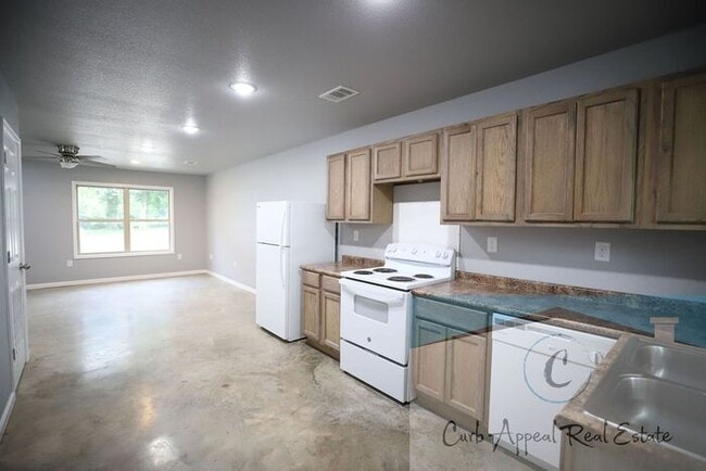 Building Photo - Move in special $600!! 2-bedroom, 2 bath a...