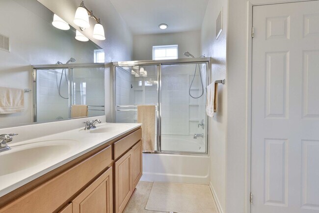 Building Photo - 16913 Laurel Hill Ln