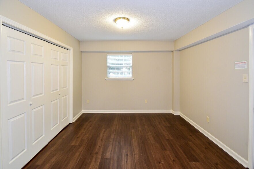 Building Photo - 5885 Southridge Dr