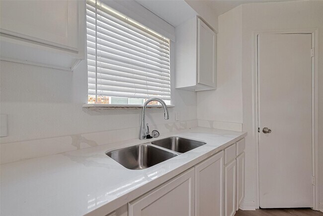 Building Photo - 6219 Canada Dr