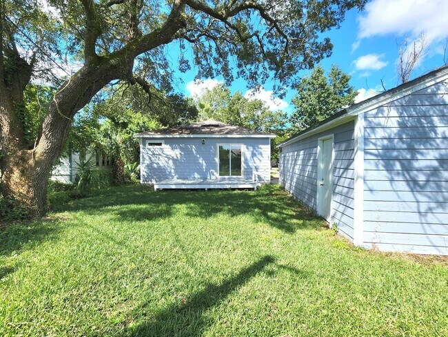 Building Photo - Completely Remodeled Navy Point 3 Bedroom, 2 Bath Cottage! Close to the Water!!