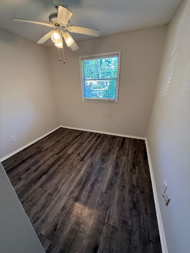 Building Photo - 323 Meadowbrook Ln