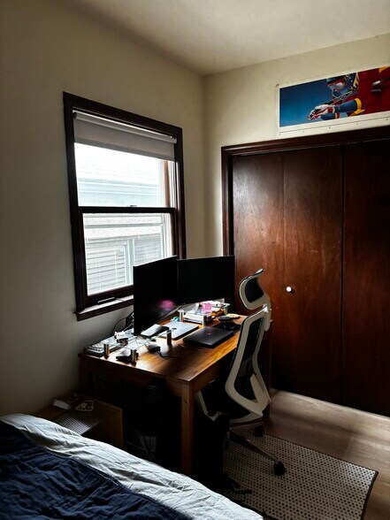 Building Photo - 3351 N Kenmore Ave