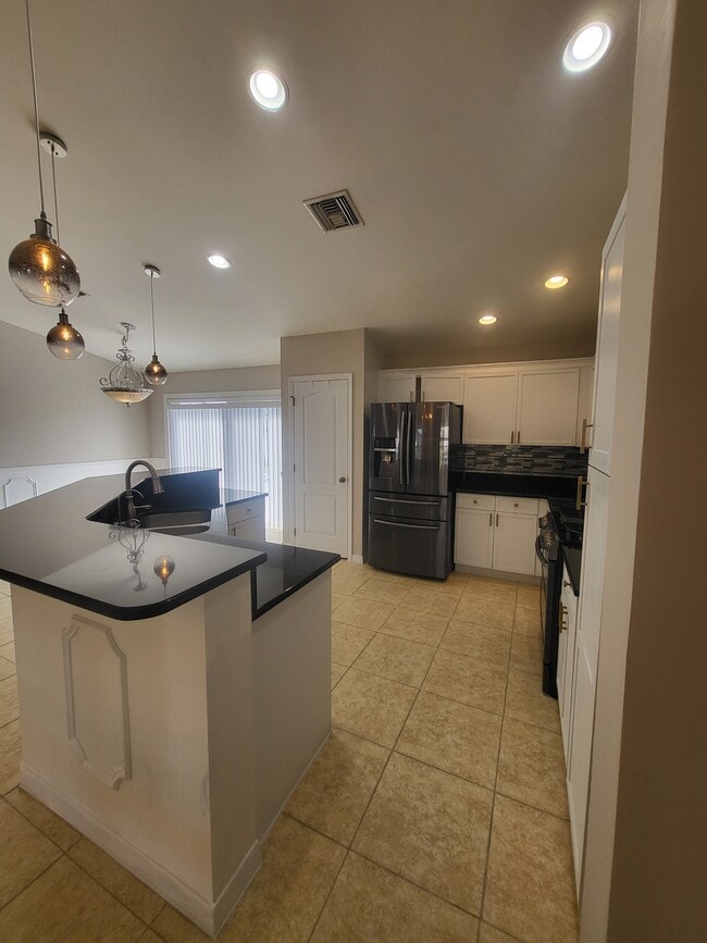 Building Photo - 1008 NW 12th Terrace