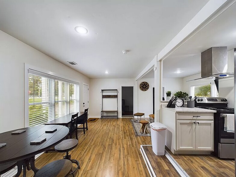 Building Photo - 3718 Live Oak St