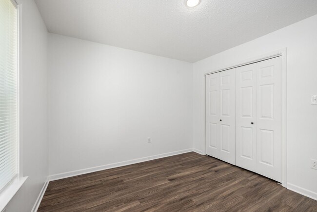 Building Photo - 3 Bedroom, 2 bath with a bonus room near B...