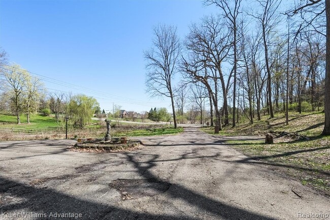 Building Photo - 6103 Park Lake Rd