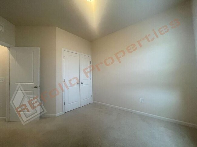 Building Photo - Luxury 3 Story 4 BD/3.5 Bath Townhome @ Sm...
