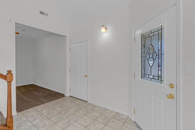Building Photo - Huge 3 Bedroom, 2 Bath Town Home in SW Col...