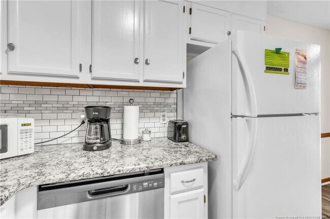 Building Photo - 2 Bedrooms 2.5 Bathrooms Townhouse