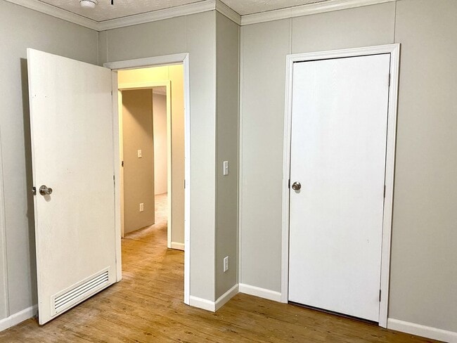 Building Photo - Quiet home in the country