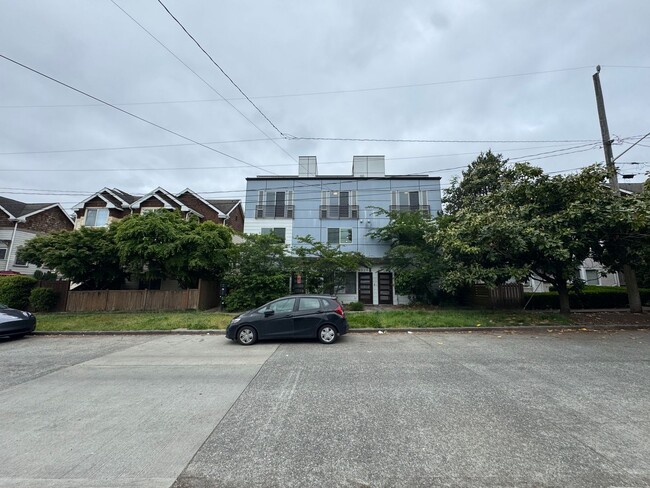 Building Photo - Modern 2018 Townhome with Rooftop Deck Nea...