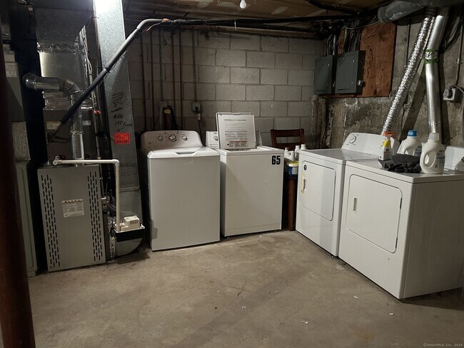 Building Photo - 60 Carriage Path S