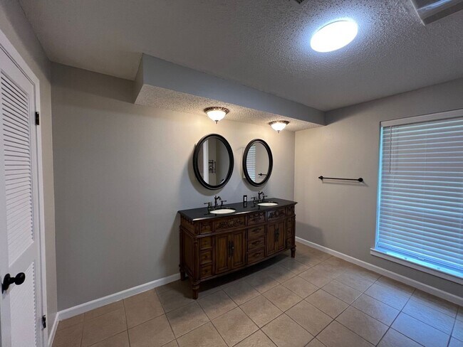 Building Photo - 9240-9250 Lockhart Rd