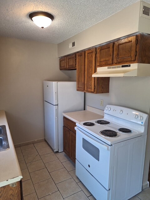 Building Photo - "Charming 2-Bed Apartment with Full Bath in Wichita's Heart!"  Hurry! Limited-Time Special: NO AP...