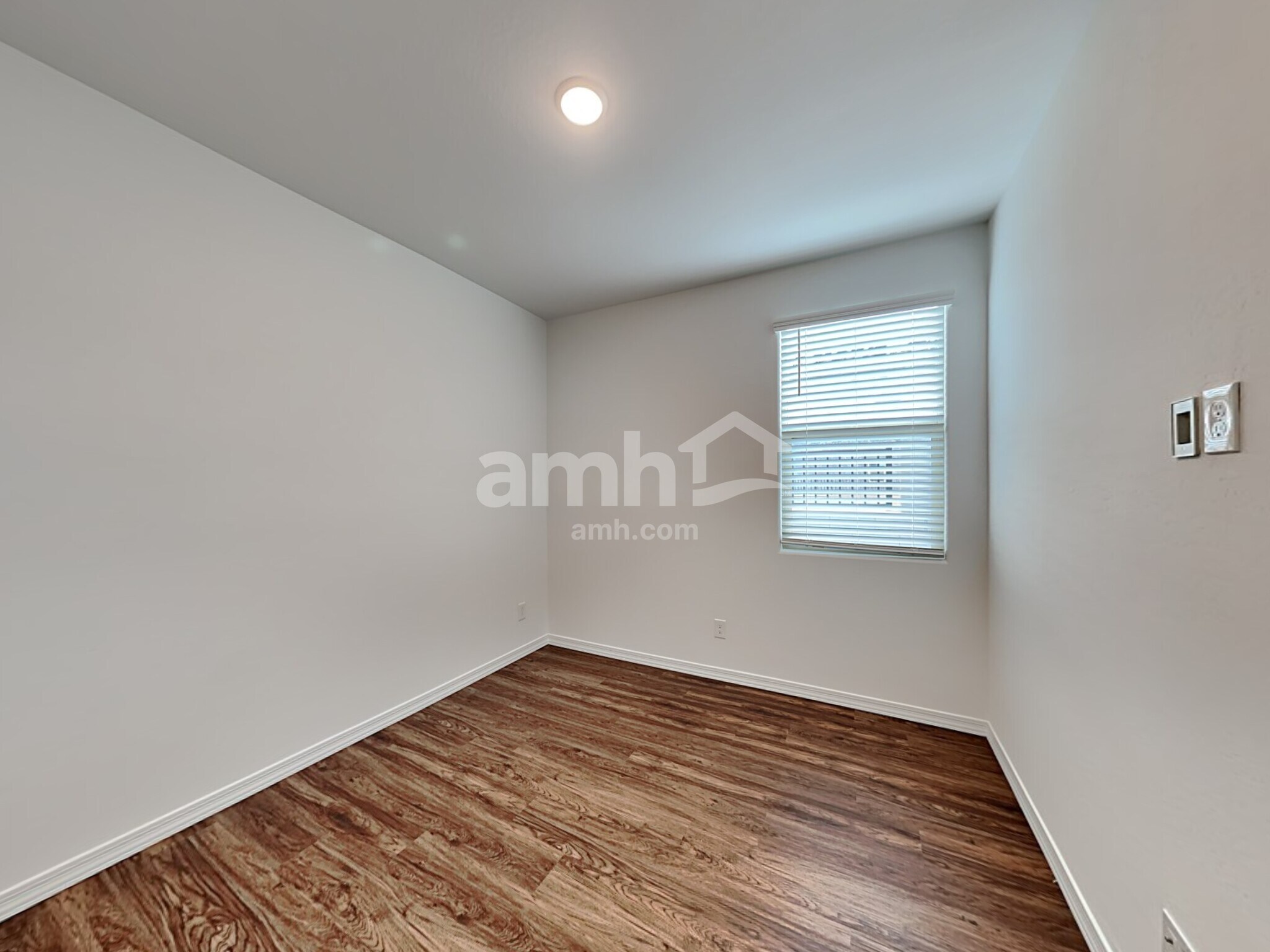 Building Photo - 895 S 150th Dr