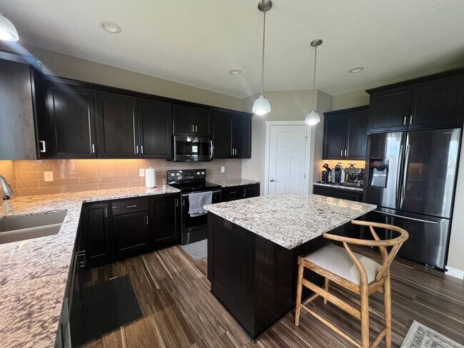 Building Photo - Beautiful 5-bed, 3.5-bath Single Family Home!