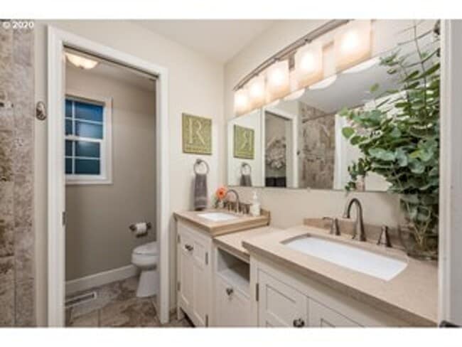 Building Photo - Stunning 5 bedroom home in desirable SW PDX now available for long term lease!